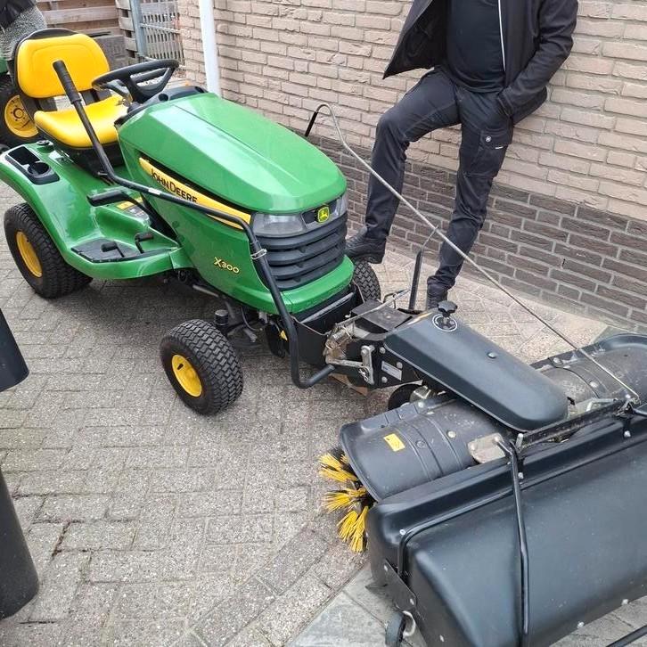 JOHN DEERE VEEGMACHINE X300 ZEEER NETJES 29 UUR BORSTELMACH, Tuin en Terras, Veegmachines, Zo goed als nieuw, Ophalen of Verzenden
