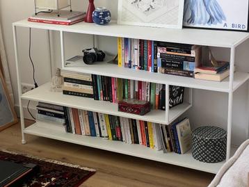 Witte metalen stellingkast
