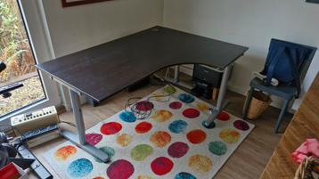 IKEA Galant Hoekbureau Zwart Hout met Kabelrek - afbeelding 1