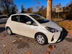 Toyota Yaris 1.5 Hybrid 100pk 5D CVT 2017 Wit, Auto's, Metallic lak, Wit, Origineel Nederlands, 48 €/maand