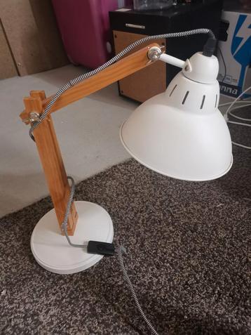 Mooie bureaulamp in goede staat beschikbaar voor biedingen