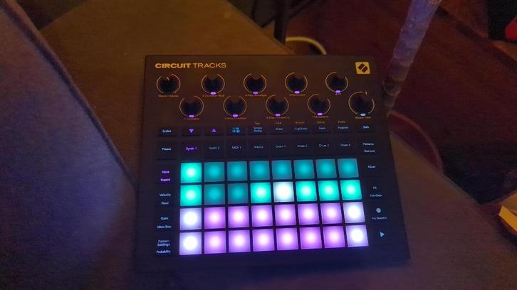 Novation Circuit Tracks + SD-kaart, Muziek en Instrumenten, Midi-apparatuur, Zo goed als nieuw, Ophalen of Verzenden