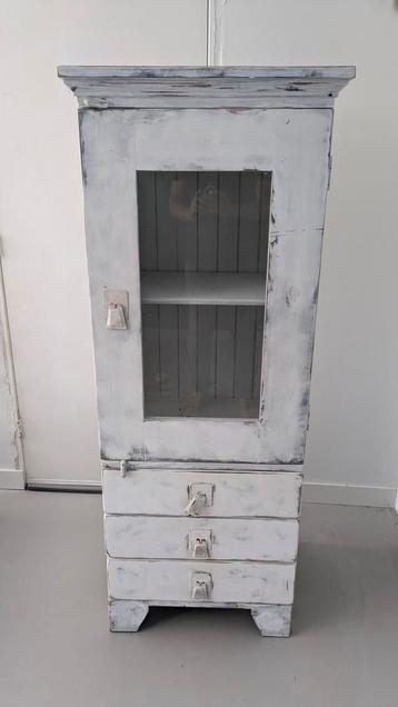 Shabby Chic Vitrinekast | buffetkast | beschikbaar voor biedingen