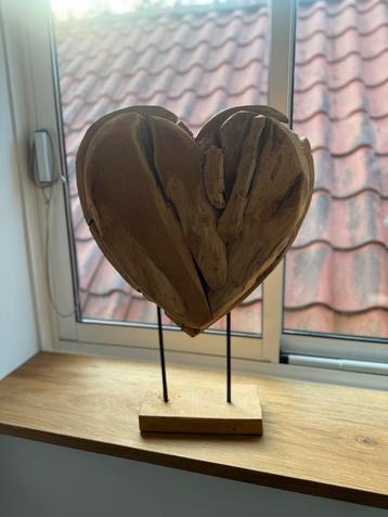 groot houten  hart op voet beschikbaar voor biedingen