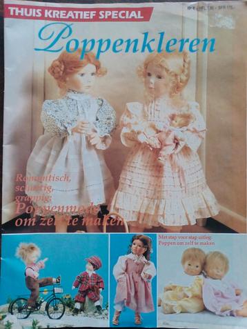 Nostalgische Poppenkleertjes naaien. beschikbaar voor biedingen