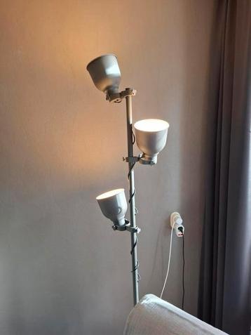 Mooie donker grijze 3 spot vloerlamp. beschikbaar voor biedingen