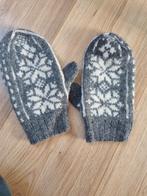 Handgemaakte wollen wanten met sneeuwvlokpatroon, Ophalen of Verzenden, Nieuw, Handschoenen