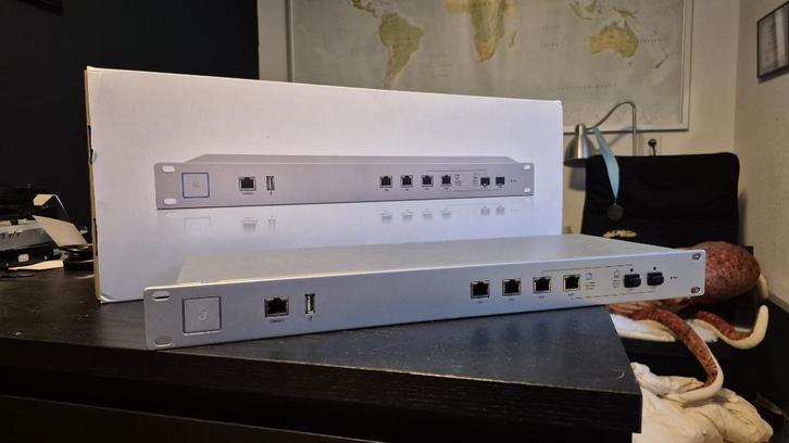 Ubiquiti UniFi USG PRO Gateway Router, Computers en Software, Routers en Modems, Zo goed als nieuw, Router, Ophalen of Verzenden