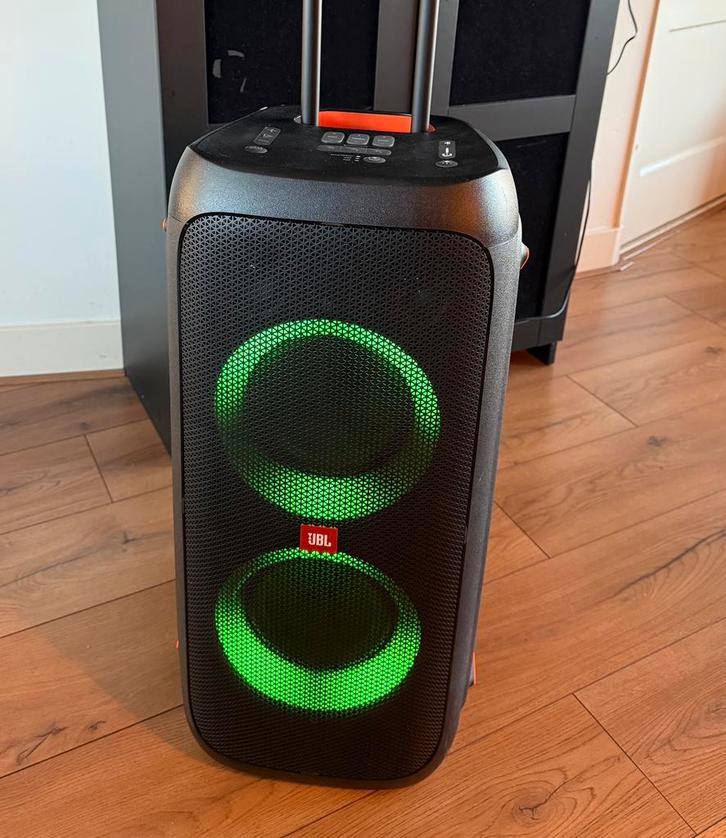 Huur JBL310 speakerbox + 2xmics 30 euro pd voor karaokefeest, Hobby en Vrije tijd, Feestartikelen | Verhuur, Zo goed als nieuw