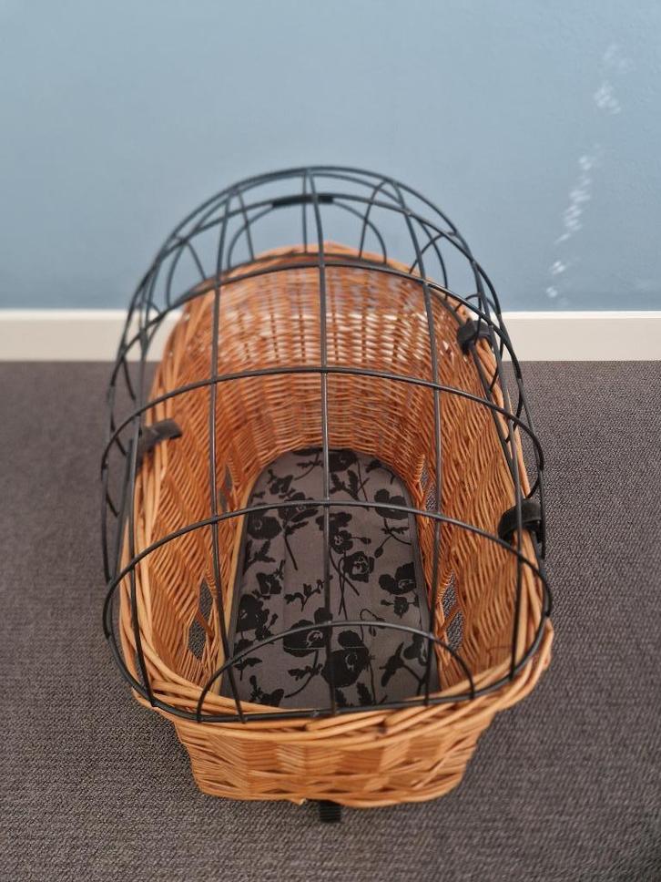 Basil hondenfietsmand met korf - Racktime adapter, Fietsen en Brommers, Fietsaccessoires | Fietsmanden, Zo goed als nieuw, Fietsmand