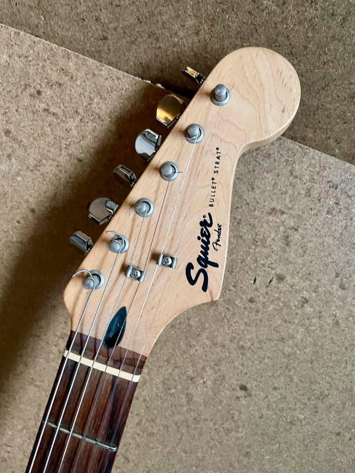 Squier Bullet Strat - Zwart - Goede Staat!, Muziek en Instrumenten, Snaarinstrumenten | Gitaren | Elektrisch, Zo goed als nieuw