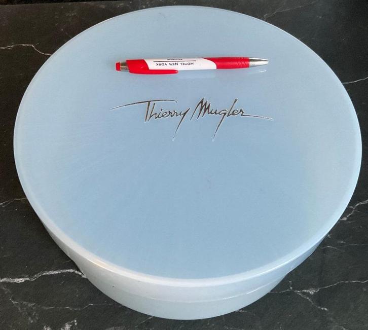 Thierry Mugler - Vintage Opbergbox - Kunststof lichtblauw, Antiek en Kunst, Kunst | Designobjecten, Ophalen