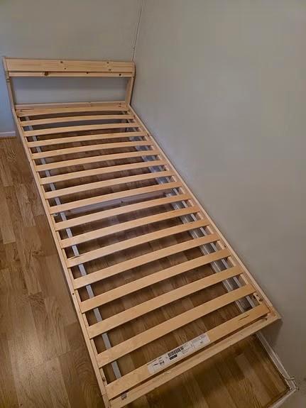 Neiden Bedframe with Luroy Base, Huis en Inrichting, Slaapkamer | Bedden, Zo goed als nieuw, Eenpersoons, 90 cm, 200 cm, Hout
