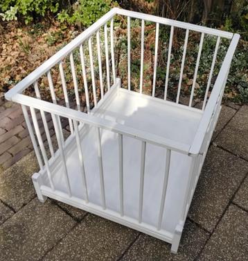 Box 80/100/75 cm met leuk speelkleed beschikbaar voor biedingen
