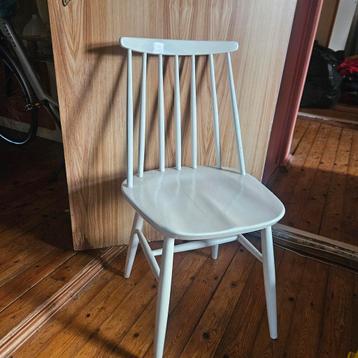 Witte Houten Stoel beschikbaar voor biedingen