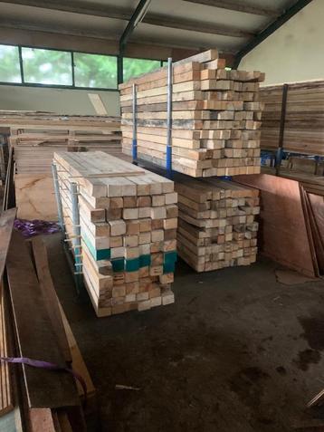 Balken/ palen/75 x 75, 95 x 2400, planken 45 x 145 beschikbaar voor biedingen