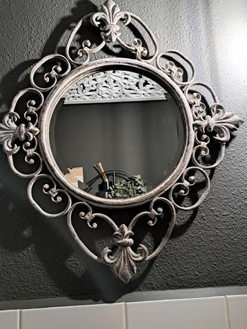 Decoratieve Metalen Spiegel met Ornamenten. 64 x57 cm beschikbaar voor biedingen