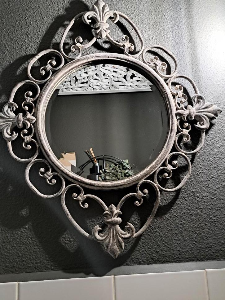 Decoratieve Metalen Spiegel met Ornamenten. 64 x57 cm, Huis en Inrichting, Woonaccessoires | Spiegels, Zo goed als nieuw, 50 tot 75 cm