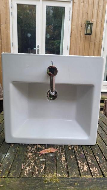 Wasbak met kraan  beschikbaar voor biedingen