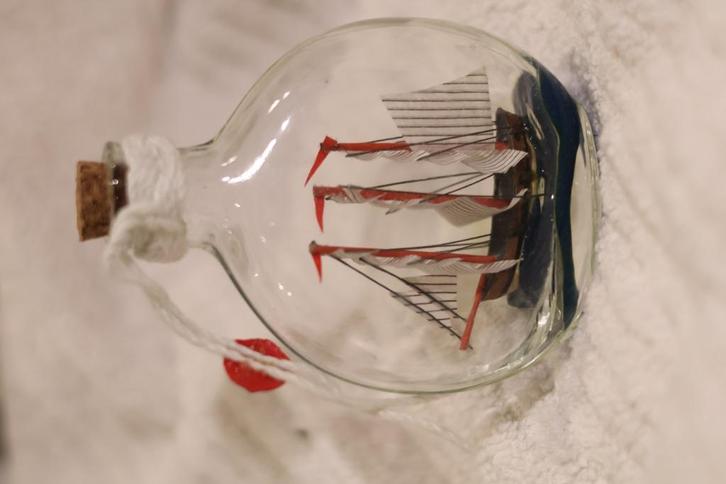 Set van 2 Glazen Flessen met Miniatuur Zeilschepen, Hobby en Vrije tijd, Modelbouw | Boten en Schepen, Gebruikt, Overige merken