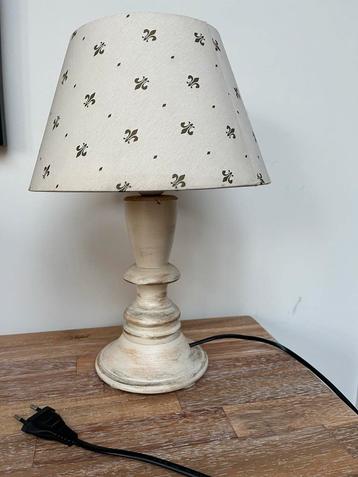 Lampje met houten voet en kap met Franse lelie beschikbaar voor biedingen