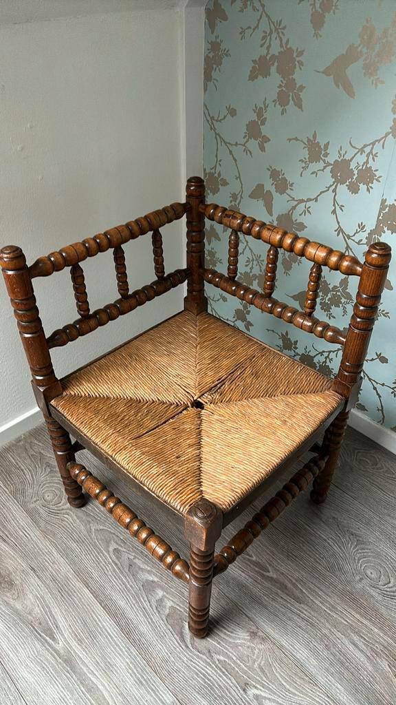 Rieten Hoekstoeltje met Gedraaide Details, Antiek en Kunst, Antiek | Meubels | Stoelen en Banken, Ophalen