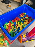 Bak met domino stenen, brug en domino trein, Ophalen