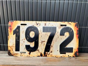 Metalen bord 1972 beschikbaar voor biedingen