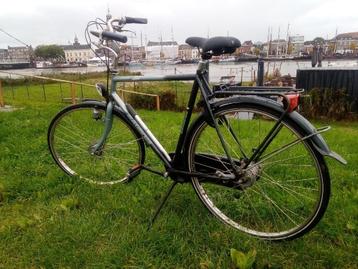 vlotte herenfiets met verlichting beschikbaar voor biedingen