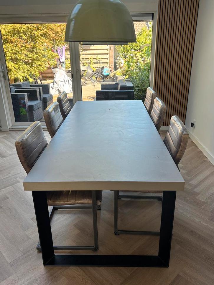 Betonlook 6 persoons tafel met stalen poten, Huis en Inrichting, Tafels | Eettafels, Nieuw, 50 tot 100 cm, 200 cm of meer, Vijf personen of meer
