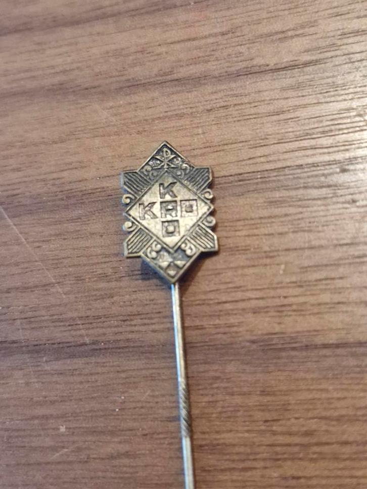 Sp 618 Vintage KRO Speldje, Verzamelen, Speldjes, Pins en Buttons, Ophalen of Verzenden