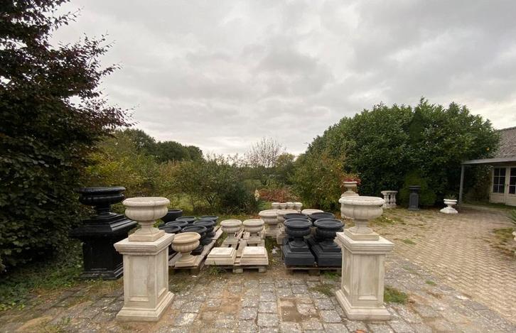 De laatste sets van betonnen zuilen met betonnen bloempotten, Tuin en Terras, Bloembakken en Plantenbakken, Nieuw, Beton, Binnen