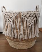 Rieten mand met macramé, 40x40 cm (Xenos), Huis en Inrichting, Woonaccessoires | Schalen en Manden, Mand, Rond, Ophalen of Verzenden