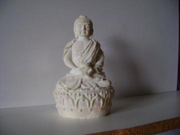 Crèmekleurig boeddhabeeld van gips 17cm hoog beschikbaar voor biedingen