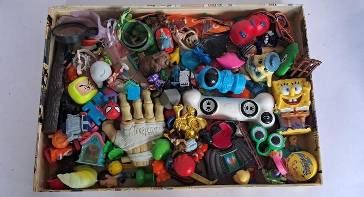 Verrassingsdoos met: 134 !! Poppetjes figuren en meer ...., Verzamelen, Poppetjes en Figuurtjes, Zo goed als nieuw, Ophalen of Verzenden