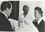 76 Prins Claus toont zijn zoon prins Willem Alexander, Ophalen of Verzenden, Nederland, Kaart, Foto of Prent