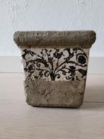 bloempot (binnen)  met zwart-wit bladmotief. 14,5x14,5x16h, Ophalen, Steen, Vierkant, Binnen