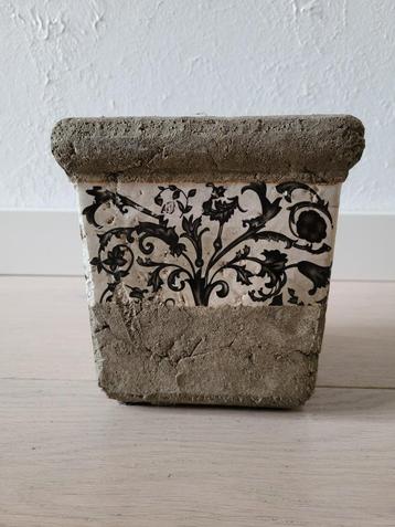 bloempot (binnen)  met zwart-wit bladmotief. 14,5x14,5x16h beschikbaar voor biedingen