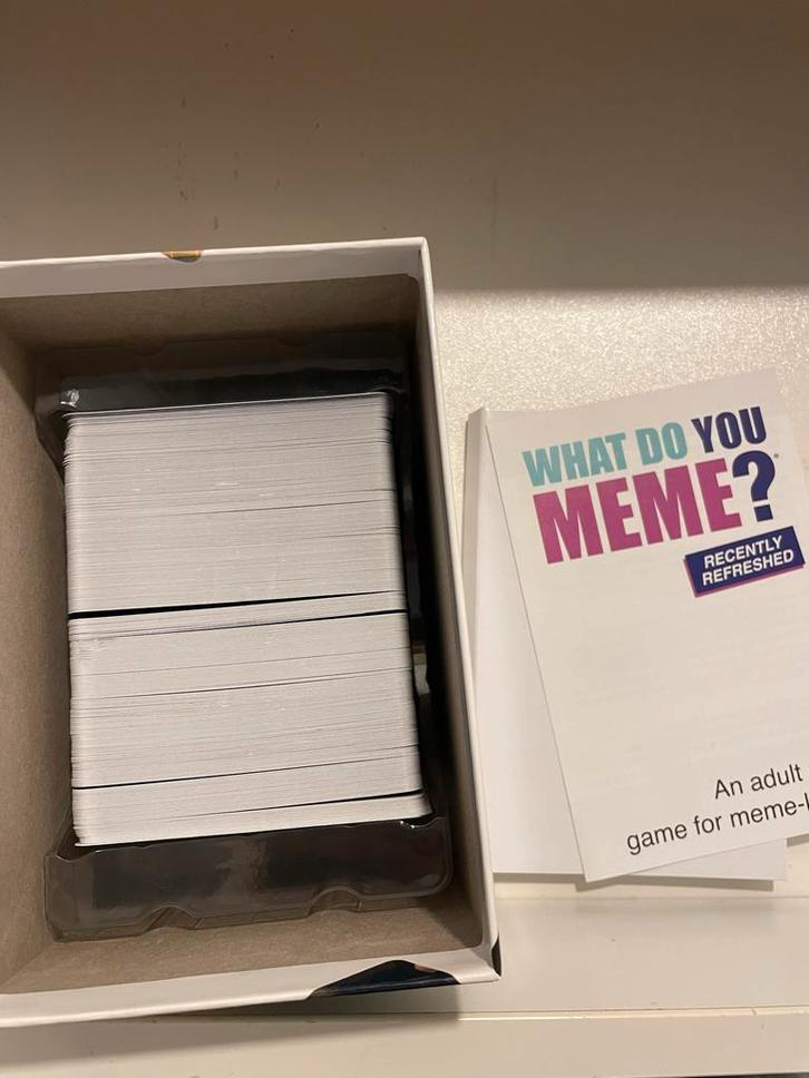 What Do You Meme? - Kaartspel, Hobby en Vrije tijd, Gezelschapsspellen | Bordspellen, Nieuw, Een of twee spelers, Drie of vier spelers