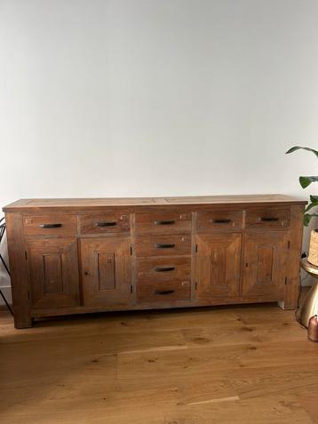 Massief houten landelijk dressoir beschikbaar voor biedingen