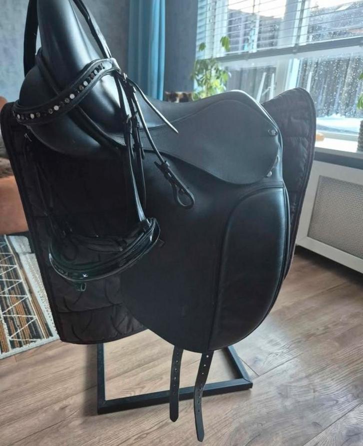 Waldhausen Dressuur Zadel 17.5 inch met verwisselbare boom, Dieren en Toebehoren, Paarden en Pony's | Zadels, Zo goed als nieuw