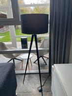 Stijlvolle staande lamp met driepoot, Huis en Inrichting, Lampen | Vloerlampen, Ophalen, Zo goed als nieuw, Hout, 150 tot 200 cm