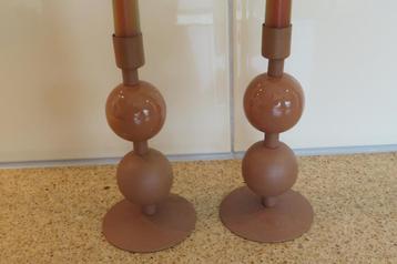 Leuke set 2 kandelaars ballen kleur bruin 18 cm hoog metaal beschikbaar voor biedingen