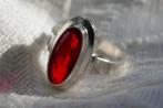 Zilveren ring -  nieuw - met rode steen, Sieraden, Tassen en Uiterlijk, Ringen, Verzenden, Nieuw, 17 tot 18, Dame