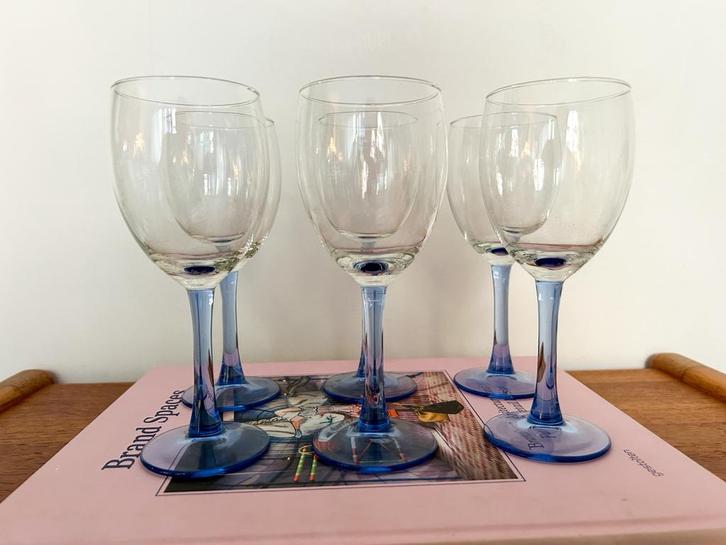 6x wijnglas lichtblauwe voet Luminarc France, Verzamelen, Glas en Borrelglaasjes, Zo goed als nieuw, Overige typen, Ophalen of Verzenden