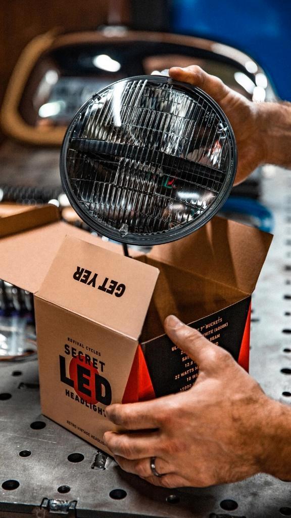 Cafe Racer Retro Vintage Headlight Revival Secret LED 7", Motoren, Tuning en Styling, Verzenden