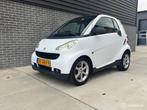 Smart fortwo coupé 1.0 BOMVOL AUT Leder Glazen Dak APK NAP, Auto's, Smart, Achterwielaandrijving, Gebruikt, 18 €/maand, Zwart