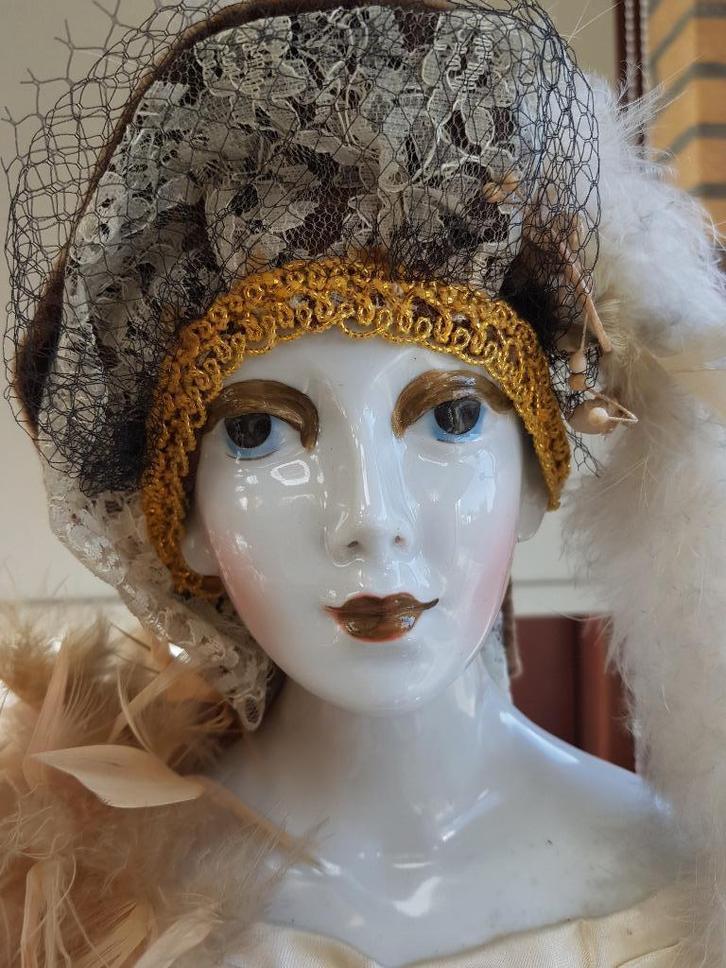 Porseleinen Buste op voet  59 cm hoog., Antiek en Kunst, Antiek | Speelgoed, Ophalen of Verzenden