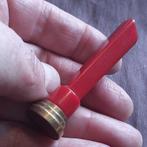 Art Deco Lakstempel Rood Bakeliet Catalin of Kunststof, Verzenden