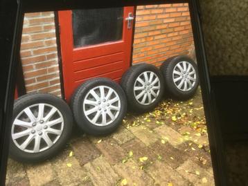 Winterbanden met velgen en mooie wieldoppen beschikbaar voor biedingen